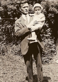 Vater Heinrich Zentriegen mit André.jpg